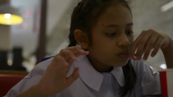 Azji Słodkie Uczennica Pije Zimny Napój Słomką Stołówce Podczas Lunchu — Wideo stockowe