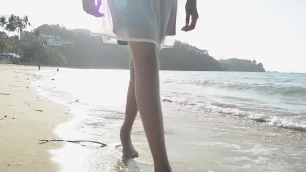 Азійська Дівчинка Солом Яному Капелюсі Повсякденному Вбранні Босоніж Ходити Пляжу — стокове відео