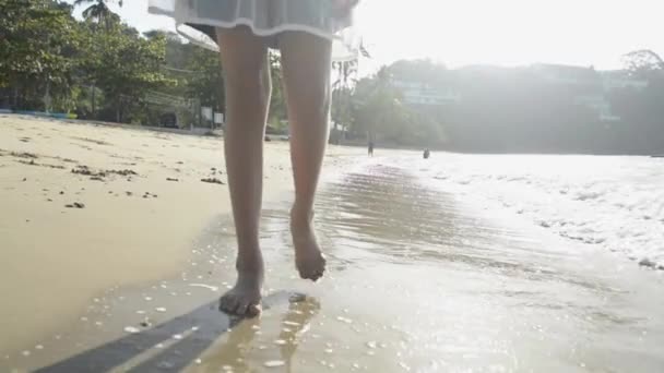 Ноги Азиатской Девушки Повседневной Одежде Босиком Гуляющей Пляжу Солнечным Светом — стоковое видео