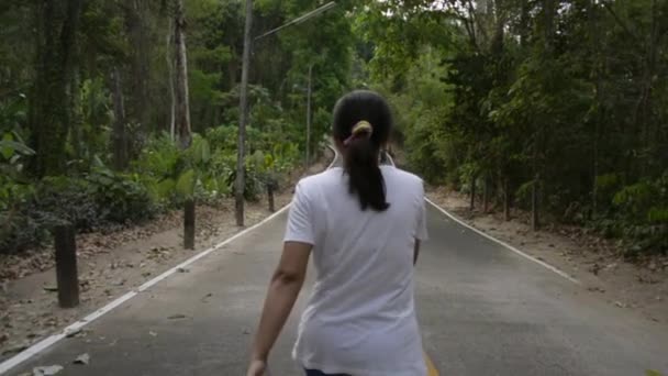 Mulher Asiática Caminhando Pela Colina Estrada Vista Lado Trás Pessoas — Vídeo de Stock