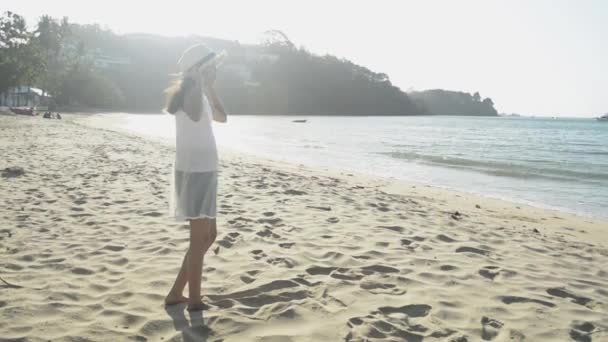 Menina Bonito Asiático Vestindo Chapéu Palha Vestido Casual Praia Sob — Vídeo de Stock