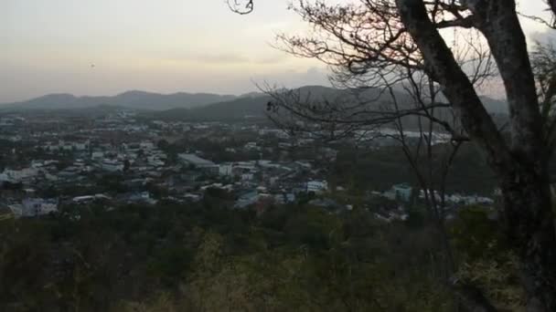 Krajobraz Miasta Phuket Podczas Letniego Widoku Wzgórza Godzinach Wieczornych Dramatycznego — Wideo stockowe