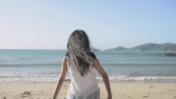 Asiática Linda Chica Corre Recoger Sombrero Paja Que Soplado Por — Vídeo de stock