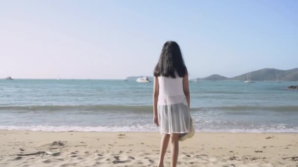 Ασιατική Χαριτωμένο Κορίτσι Κρατώντας Ψάθινο Καπέλο Φορώντας Casual Φόρεμα Στέκεται — Αρχείο Βίντεο