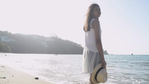 Asiático Bonito Menina Segurando Chapéu Palha Vestindo Vestido Casual Praia — Vídeo de Stock