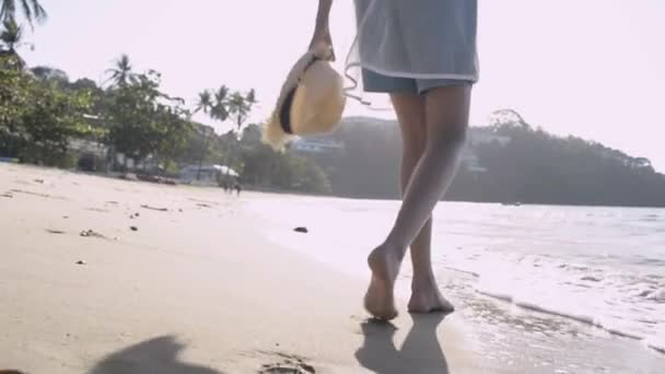 Sahilde Güneş Işığı Altında Çıplak Ayaklı Saman Şapkalı Asyalı Kızın — Stok video