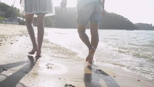 Mama Fiica Mergând Ținându Mână Împreună Fericiți Plajă Sub Lumina — Videoclip de stoc