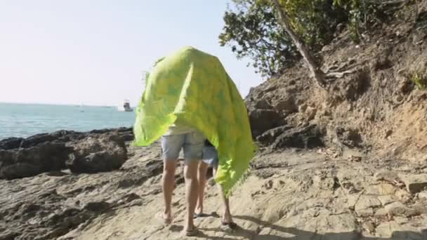 Madre Hija Caminando Cubriendo Junto Con Gran Paño Bajo Sol — Vídeos de Stock