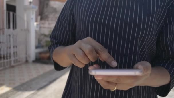 Feche Mãos Mulher Usando Telefone Celular Para Comunicação Social Enquanto — Vídeo de Stock