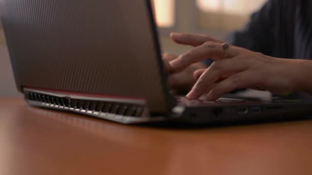 コンピュータのキーボードを入力する女性の手 オフィスでノートパソコンで働くビジネス女性 オフィスライフ — ストック動画