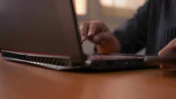 Manos Mujer Escribiendo Teclado Computadora Utilizando Teléfono Móvil Empresaria Trabajando — Vídeos de Stock