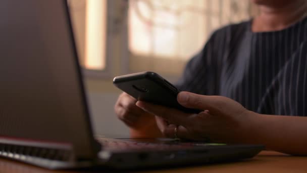 在工作台上用手机把女性的双手合拢起来 以便在网上社交 无线技术概念 在家工作 — 图库视频影像