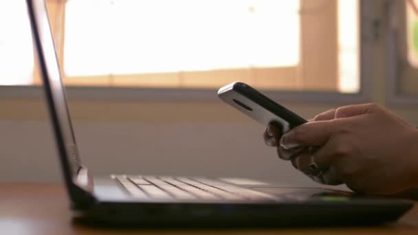 女性の手は コミュニケーションのためのスマートフォンを使用して作業机の上でソーシャルオンラインとチャット 家からの仕事 — ストック動画