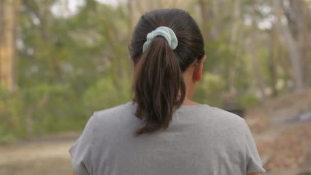 Вид Сзади Азиатской Женщины Очках Повседневной Одежде Мобильного Телефона Прогулки — стоковое видео