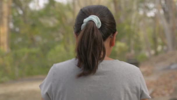 Vista Desde Parte Posterior Mujer Asiática Con Gafas Vestido Casual — Vídeos de Stock