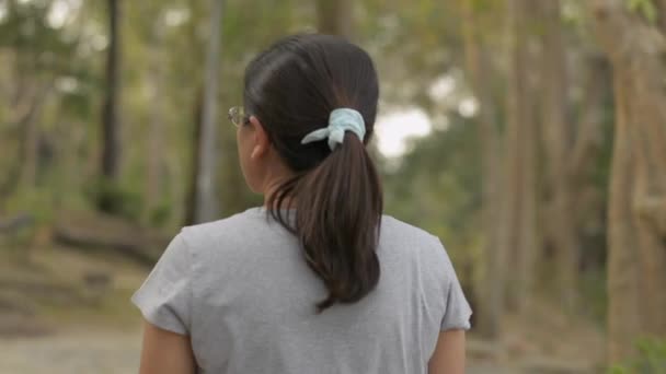 Vista Desde Parte Posterior Mujer Asiática Con Gafas Vista Vestido — Vídeo de stock