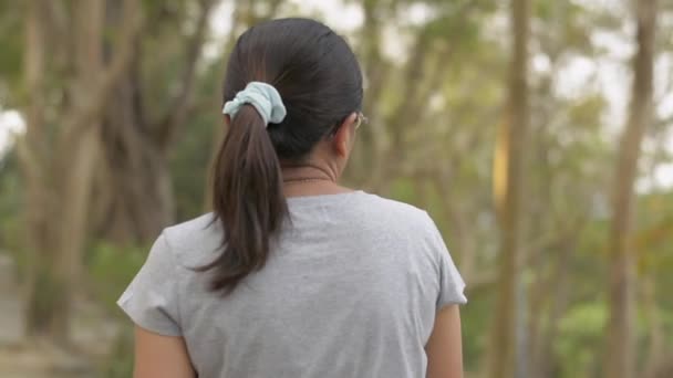 Vista Desde Parte Posterior Mujer Asiática Con Gafas Vista Vestido — Vídeo de stock