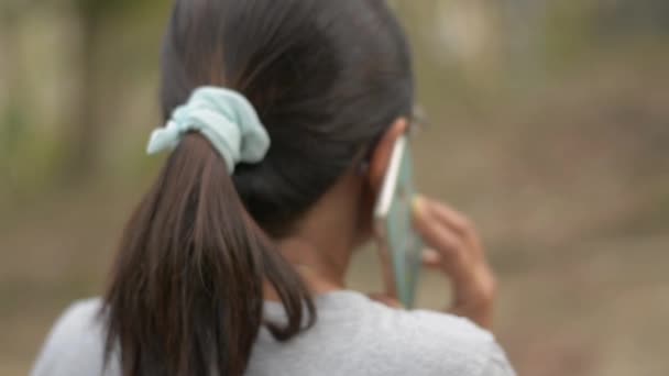 Primer Plano Panorámica Mujer Asiática Parte Trasera Con Gafas Los — Vídeo de stock