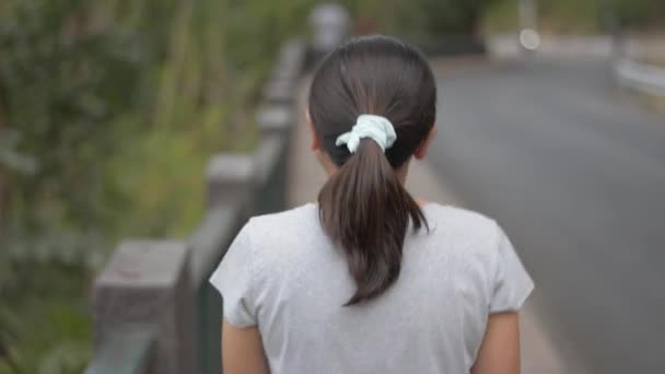 Utsikt Från Baksidan Asiatisk Kvinna Bär Glasögon Avslappnad Klänning Promenader — Stockvideo