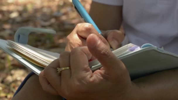 Cierre Las Manos Mujer Sentada Escribiendo Planificación Del Trabajo Diario — Vídeo de stock