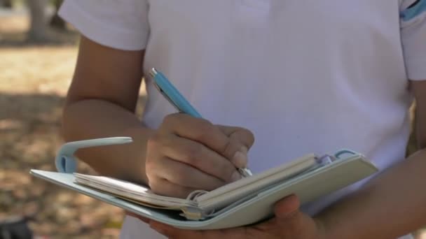 Mujer Caminando Escribiendo Para Inspirar Vida Diario Parque Público Durante — Vídeos de Stock