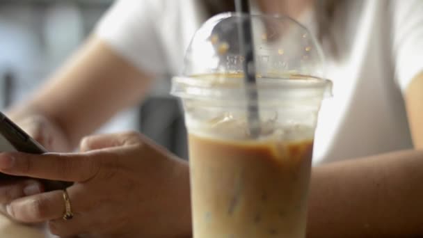 Asyalı Bir Kadın Kahve Dükkanında Bir Bardak Soğuk Içecek Içerken — Stok video
