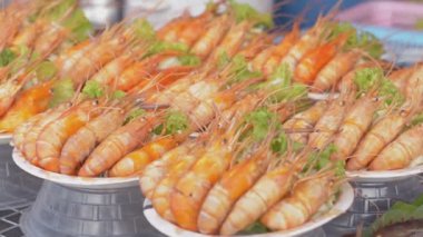 Fırınlanmış karidesler Phuket, Tayland 'daki deniz ürünleri festivalinde servis ve satışa hazır..