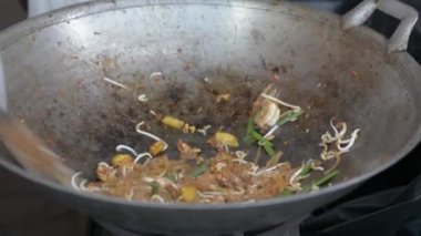 Tayland yemeği ya da Tayland usulü kızarmış erişte. Tayland 'da ikonik sokak yemekleri.