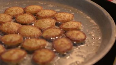 Tavada kızartılmış balık yumurtası ve kaynatılmış yağ. Tayland ikonik sokak yemekleri.