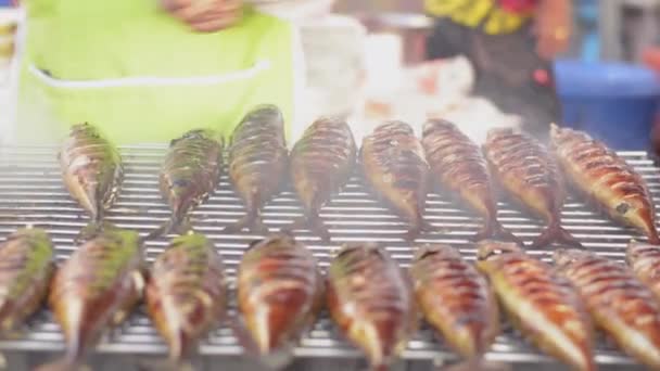 Peixes Grelhados Uma Grelha Carvão Preparado Por Chef Masculino Mercado — Vídeo de Stock