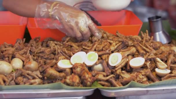 Κομμάτια Κοτόπουλου Που Έχουν Ήδη Μαγειρευτεί Βραστά Αυγά Προετοιμασία Του — Αρχείο Βίντεο