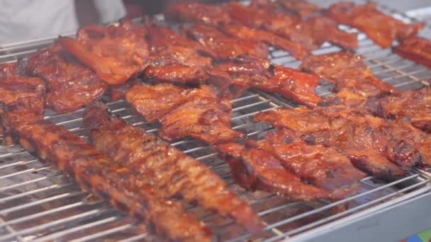 Gegrilltes Schweinefleisch Spezialrezept Auf Dem Grill Auf Dem Örtlichen Lebensmittelmarkt — Stockvideo