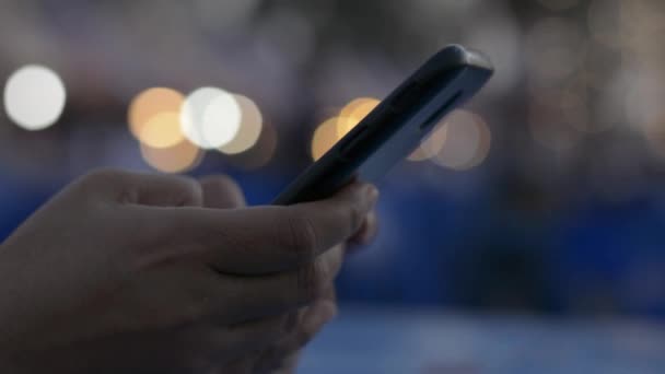 Cep Telefonuyla Iletişim Kurmak Sosyal Medyada Geceleri Sohbet Etmek Için — Stok video