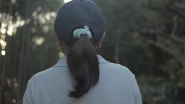 キャップを身に着けている若い美しい女性は プーケットのマングローブ林の通路を歩いています リアビューフォローショット — ストック動画