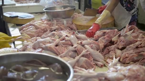 Stukken Ontleed Kip Verkopen Boerenmarkt Bereiding Van Kippenvlees Door Verkoper — Stockvideo