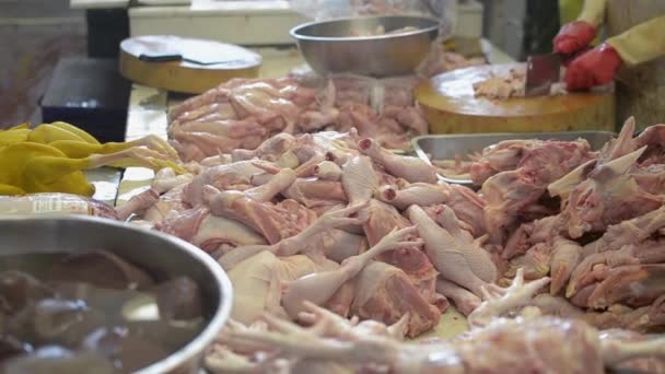 Κομμάτια Τεμαχισμένου Κοτόπουλου Πωλούνται Στην Αγροτική Αγορά Προετοιμασία Κρέατος Κοτόπουλου — Αρχείο Βίντεο