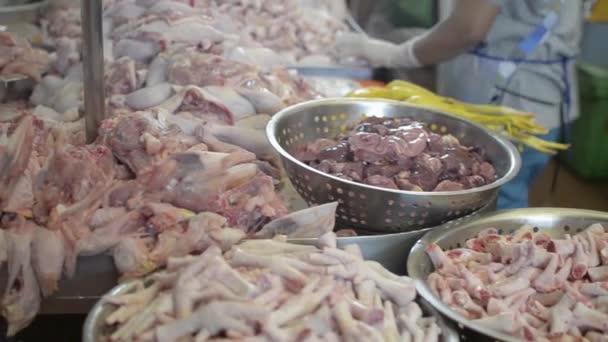 Stukken Ontleed Kip Verkopen Boerenmarkt Bereiding Van Kippenvlees Door Verkoper — Stockvideo