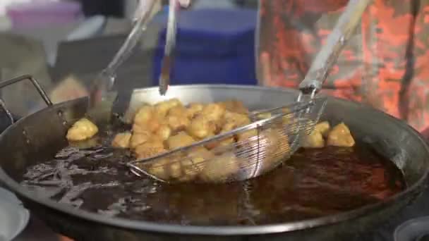 Venditore Sta Raccogliendo Molti Farina Fritta Una Padella Pasta Fritta — Video Stock