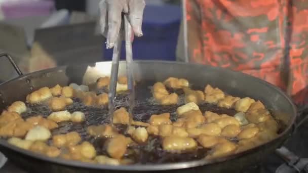 Verkäufer Braten Viel Mehl Einer Pfanne Frittierte Teigstange Sprudelndem Auf — Stockvideo