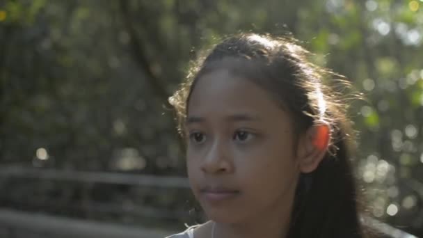 Asyalı Tatlı Kız Gün Işığı Altında Mangrov Ormanlarının Arasında Yürüyor — Stok video