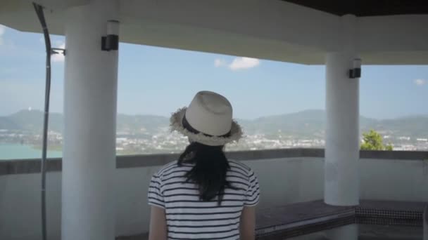 身穿休闲装 头戴草帽的亚洲可爱女孩走进了望塔 欣赏美丽的风景 可爱的姑娘高兴地摘下她的帽子 举起手来 慢动作 — 图库视频影像