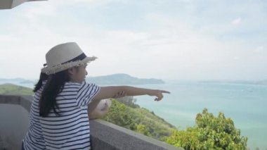 Anne ve kızı gözetleme kulesinde duruyorlar ve yazın körfezin güzel manzarasını izliyorlar.. 