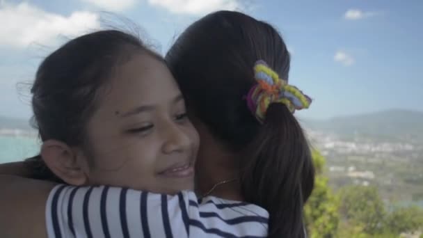 Мать Крепко Обнимает Свою Дочь Смотровой Башне Потрясающим Пейзажем Мама — стоковое видео