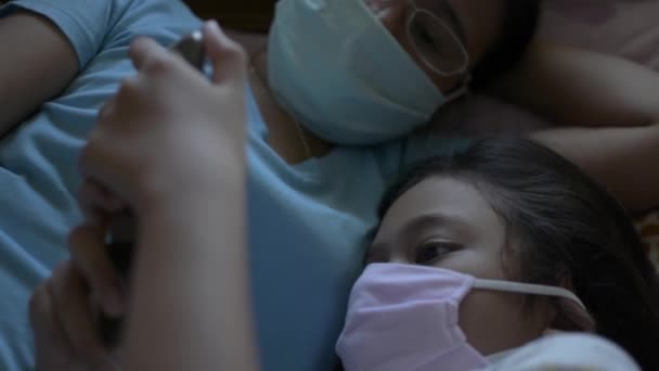 Мать Дочь Носят Защитную Маску Лежат Вместе Кровати Дочь Пользуется — стоковое видео