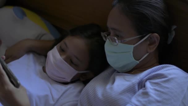 Madre Hija Con Máscara Protectora Acostadas Juntas Cama Mientras Hija — Vídeo de stock