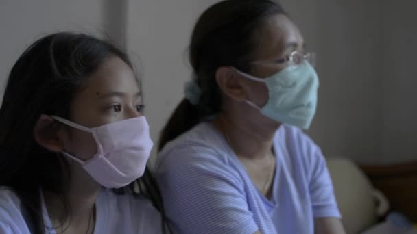 Mãe Sua Filha Estão Usando Máscara Protetora Para Proteger Vírus — Vídeo de Stock