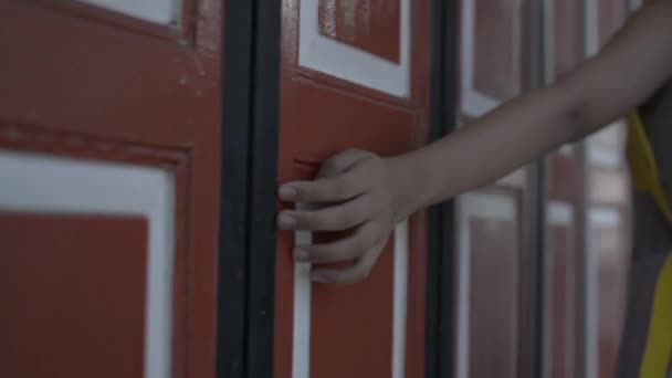 Mano Della Bambina Toccare Vecchia Porta Legno Delicatamente Mentre Cammina — Video Stock