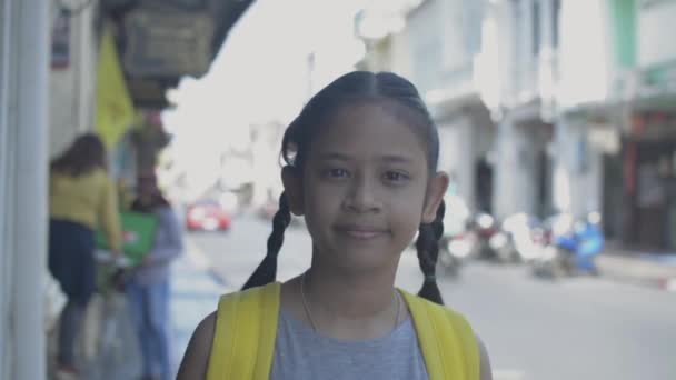 バックパックとアジアのかわいい女の子の肖像は笑みを浮かべて フケットの旧市街の歩道に立っている — ストック動画