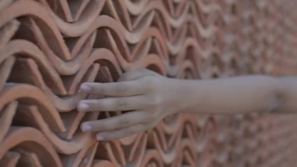Main Petite Fille Toucher Doucement Sur Mur Argile Cuite Four — Video
