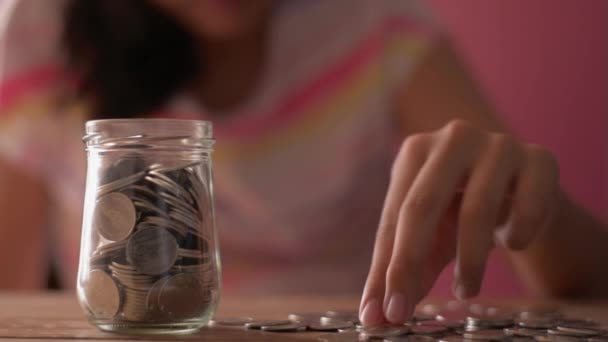 Een Klein Meisje Stopt Geld Een Glazen Pot Voor Toekomstige — Stockvideo